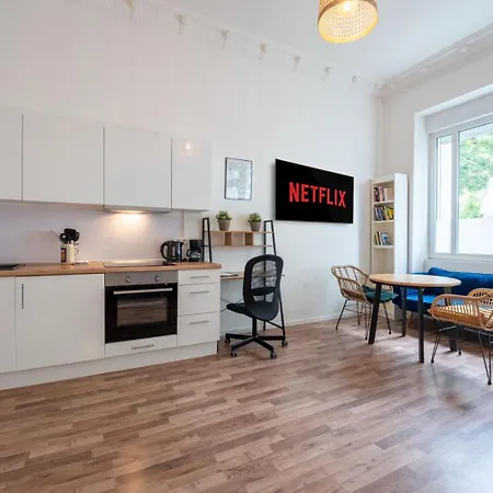Modern, Flat With Workspace Apartment *