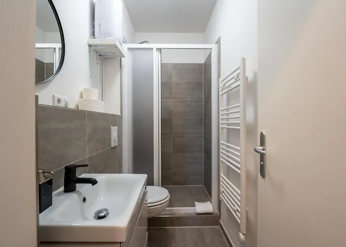 شقة Modern, Flat With Workspace